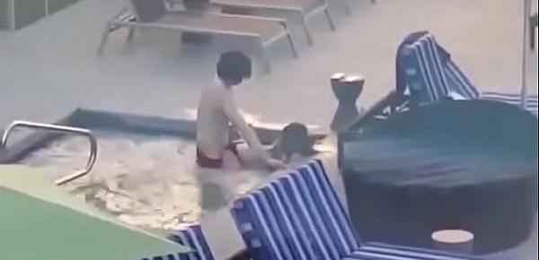  Flagra casal fudendo na piscina de casa